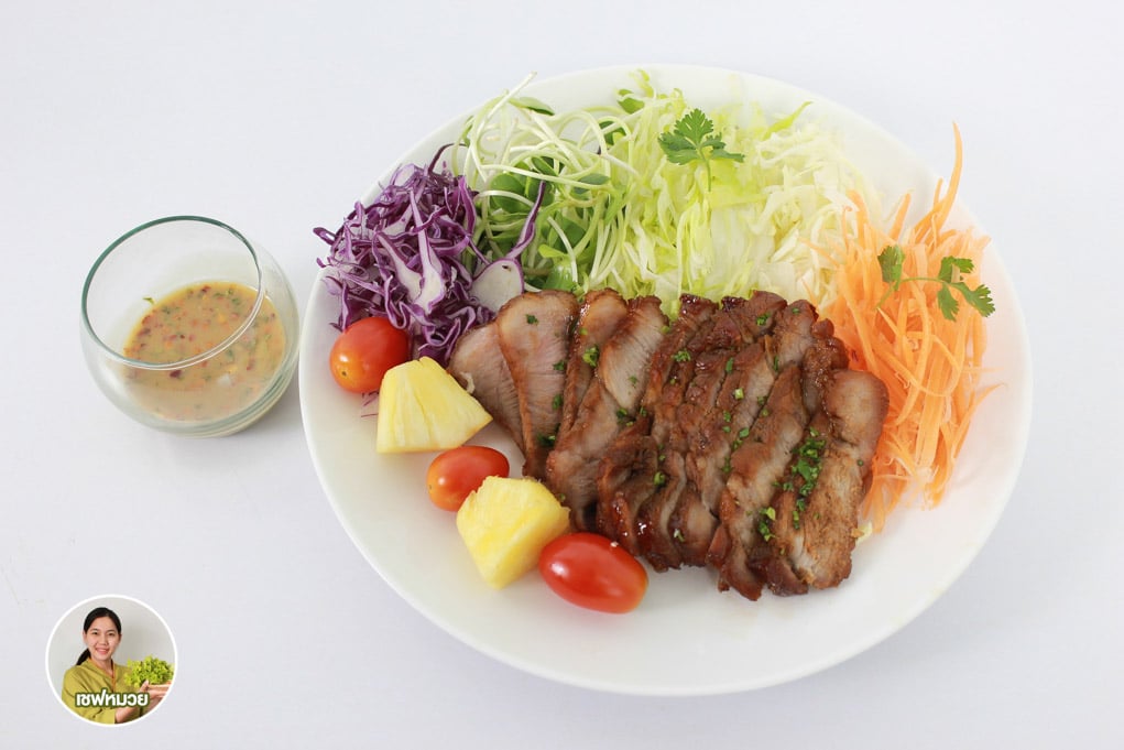สลัดหมูย่าง (Grilled pork salad) ราดน้ำสลัดจิ้มแจ่วมาโย