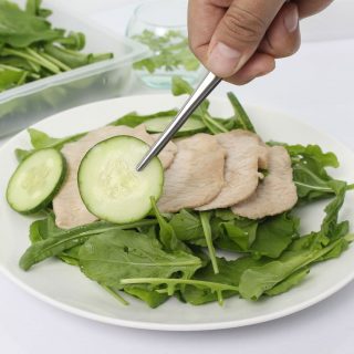 สลัดหมูพริกน้ำปลา (Spicy Pork Salad) คู่กับน้ำสลัดพริกน้ำปลา
