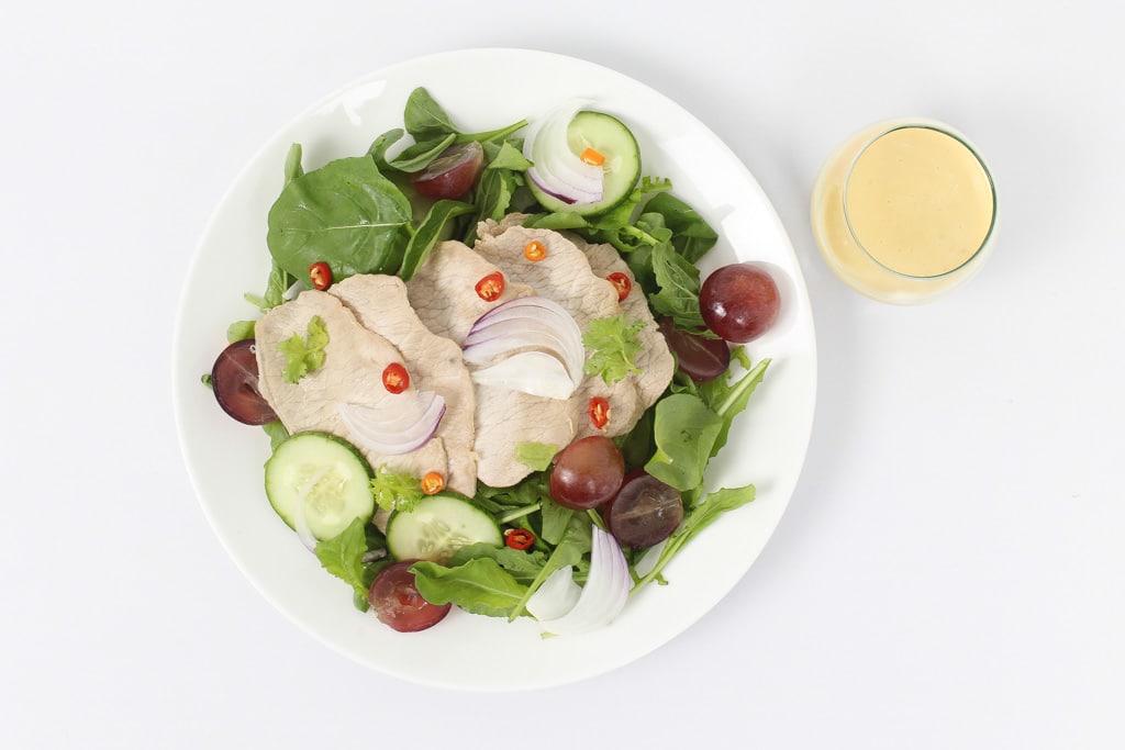 สลัดหมูพริกน้ำปลา (Spicy Pork Salad) คู่กับน้ำสลัดพริกน้ำปลา