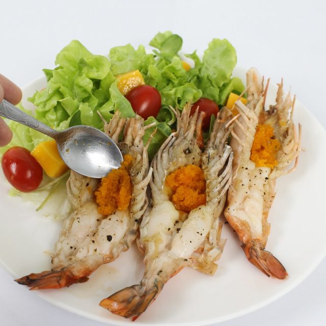 สลัดกุ้งย่างสามรส (Grilled shrimp salad)
