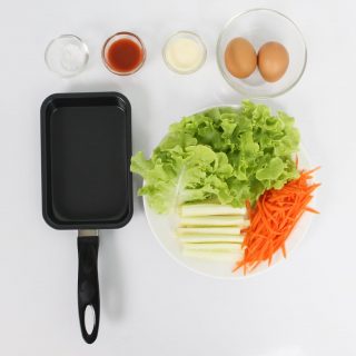 ผักรวมมิตรห่อไข่ (Egg rolls)