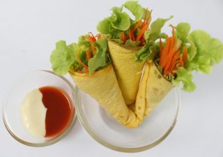 ผักรวมมิตรห่อไข่ (Egg rolls)