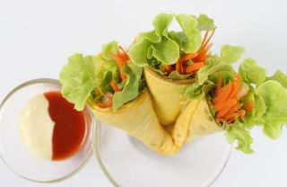ผักรวมมิตรห่อไข่ (Egg rolls)
